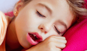 النوم بفم مفتوح يسبب تآكل الأسنان