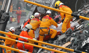 أكثر من 100 قتيل بانهيار مبنى سكني في تايوان