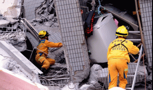 انتشال ناجييْن من تحت أنقاض مبنى تايوان