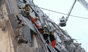 بالصور.. زلزال يدمر مبنى من 17 طابقا في تايوان