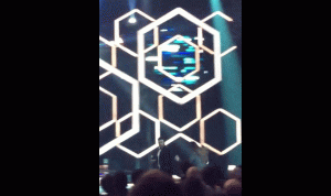 بالفيديو….تامر حسني يهرب من معجبة على المسرح!