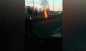 بالفيديو… أضرم النار بنفسه بعدما تشاجر مع زوجته