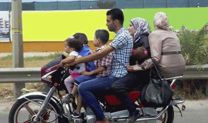 تقرير IMLebanon: عائلات بكاملها على دراجة نارية! (بالفيديو والصور)