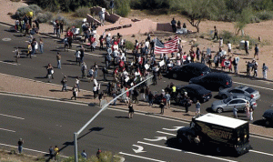 محتجون ضدّ ترامب يقفلون طريقاً رئيسياً في أريزونا