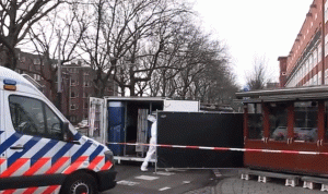 بالفيديو… الشرطة تعثر على رأس مقطوع على رصيف في أمستردام