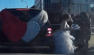 بالفيديو… العروس والحماة تضربان العريس!
