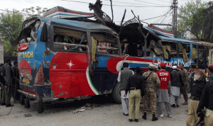 16 قتيلا على الأقل في انفجار حافلة غرب باكستان