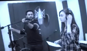 بالفيديو… تامر حسني يسجل أغنية مع أطفال “Voice”