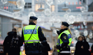 ضبط 3 لاجئين في السويد للاشتباه بتورطهم في جريمة قتل