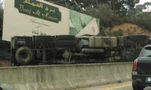 بالصور… إنقلاب شاحنة على طريق المتن السريع بإتجاه نهر الموت