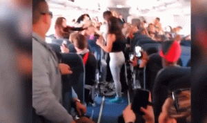 بالفيديو… شجار عنيف على متن طائرة!