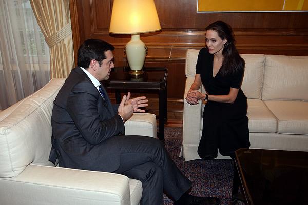 600x400_bonus-1603-greece-jolie-refugees4