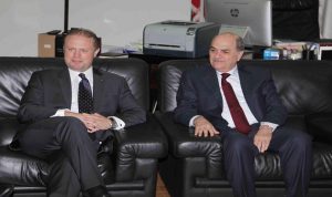 نظريان عرض مع رئيس وزراء مالطا سبل التعاون بين البلدين