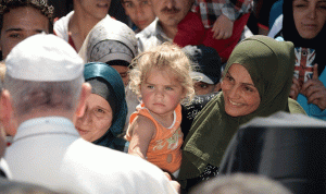بالصور والفيديو…البابا يصطحب معه لاجئين سوريين الى الفاتيكان!