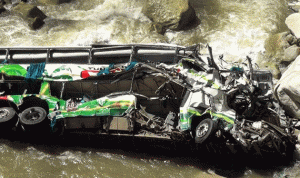 مقتل 23 شخصا في سقوط حافلة ركاب في نهر بالبيرو