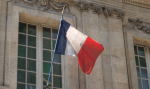 باريس تدعو إلى تأييد مقترح فرض ضرائب على عمالقة الانترنت