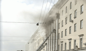بالفيديو.. حريق في مبنى لوزارة الدفاع الروسية