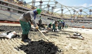 قطر: شركة بريطانية لتقييم شروط العمل في مشاريع كأس العالم