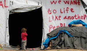 الشرطة اليونانية أخلت مخيما عشوائيا لمهاجرين قرب مقدونيا