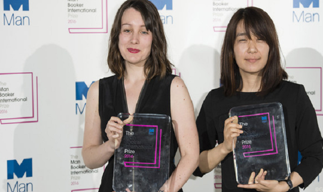 هان كانج، الكاتبة الكورية الجنوبية (يمين) الفائزة بجائزة مان بوكر العالمية لعام 2016 عن كتابها "النباتي"، وشريكتها في الجائزة، ديبورا سميث، التي ترجمت الكتاب إلى الإنجليزية