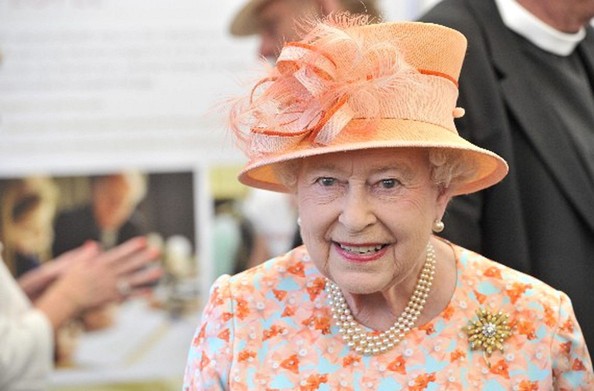 Queen+Elizabeth+visits+Hampshire+b9AIyWp6619l