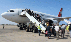 إعادة فتح مطار عدن وهبوط أول طائرة