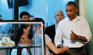بالصور… أوباما يتناول العشاء بمطعم شعبي في فيتنام