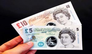 بريطانيا تصدر أوراقا نقدية بلاستيكية