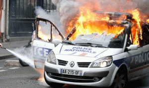 بالصور والفيديو… إضرام النار في سيارة للشرطة خلال تجمع في باريس