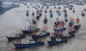 تصادم بين قارب صيني وسفينة شحن أجنبية