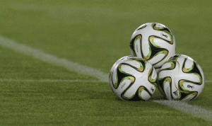 بالفيديو… وفاة لاعب أرجنتيني في الملعب بعد تلقيه ضربة بالرأس