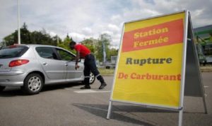الفرنسيون يبحثون عن كلمة “سيفون” لتعلّم سرقة وقود من خزانات السيارات