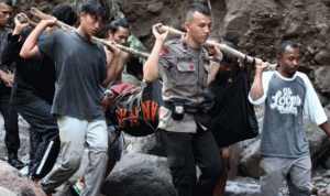 مقتل 15 طالبا في انهيار ارضي في اندونيسيا