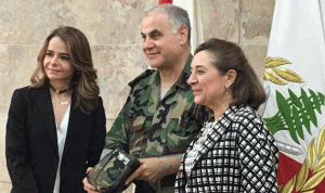 قهوجي تسلم 300 حقيبة انقاذ للجيش