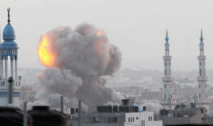 الطيران الإسرائيلي يستهدف موقعين لـ”حماس” في قطاع غزة