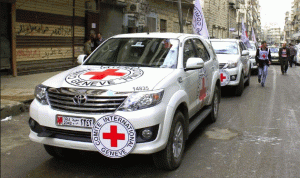 الصليب الأحمر: قافلة مساعدات تدخل مدينة حرستا في ريف دمشق