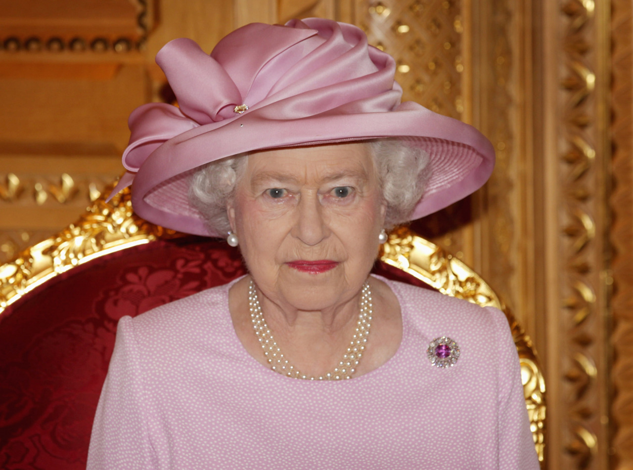 MUSCAT, OMAN - NOVEMBER 26:  Queen Elizabeth II poses for a photograph as she visits Sultan Qaboos bin Said at Al-Alam Palace on November 26, 2010 in Muscat, Oman. Queen Elizabeth II and Prince Philip, Duke of Edinburgh are on a State Visit to the Middle East. The Royal couple have spent two days in Abu Dhabi and three days in Oman.  (Photo by Chris Jackson/Getty Images) *** Local Caption *** Queen Elizabeth II