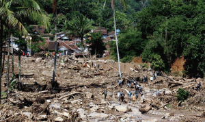 مقتل 3 وفقدان 4 جراء الفيضانات في إندونيسيا