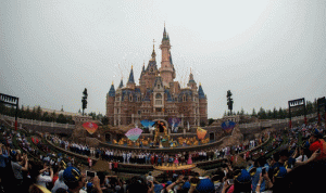 بالصور والفيديو… افتتاح ضخم لـ”ديزني لاند شنغهاي”!