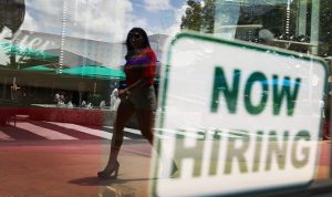 أميركا: تراجع طلبات إعانة البطالة يظهر قوة سوق العمل