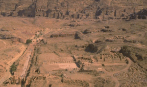 العثور على مسرح أثري ضخم في البتراء جنوب الأردن
