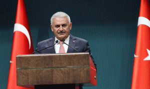 بالفيديو: رئيس وزراء تركيا يمنع مواطنًا من الانتحار