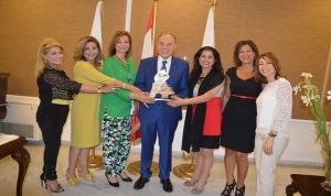 دبوسي مستقبلا وفدا من نادي سيدات الأعمال : لتمكين المرأة اللبنانية