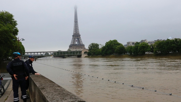 france-weather-flooding-seine-river-eiffel-tower