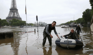 إعلان حالة طوارئ في باريس… ونقل مقتنيات متحف “اللوفر”! (بالصور والفيديو)