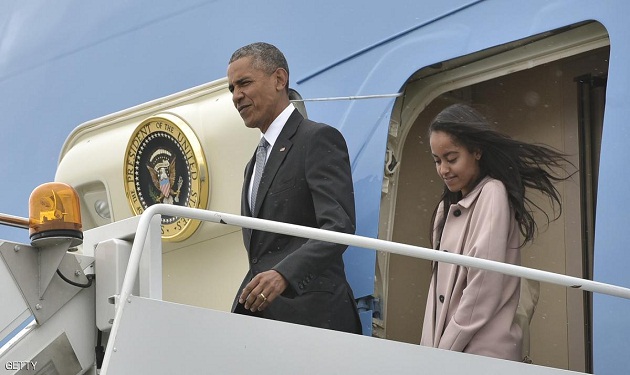 US President Barack Obama and daughter Malia step off Air Force One upon arrival at Chicago OHare International Airport in Chicago on April 7, 2016.  Obama is in Chicago, Illinois for a discussion on the Supreme Court and the country's judicial system. / AFP / MANDEL NGAN        (Photo credit should read MANDEL NGAN/AFP/Getty Images)