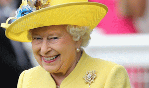 بالصورة… “هدية غريبة” تصيب ملكة بريطانيا بنوبة ضحك