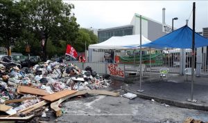 إضراب عمال النظافة الفرنسيين يتسبب بتراكم النفايات في باريس