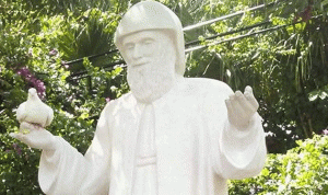 إزاحة الستار عن تمثال للقديس شربل في مدينة ميامي