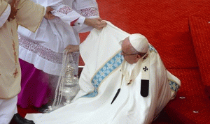 بالصور والفيديو.. البابا يسقط أرضًا في بولندا!